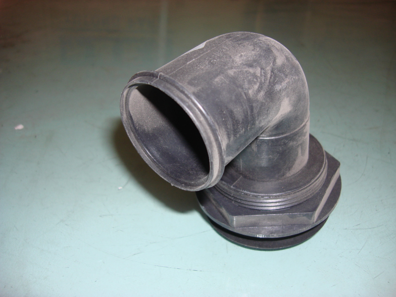 Небольшое круглое воздуховыпускное отверстие с черной изогнутой трубкой для приборного столика.