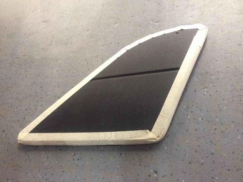 ЗК 6122HBA Дверца верхнего перчаточного ящика основного корпуса, чернильно-черный цвет-1