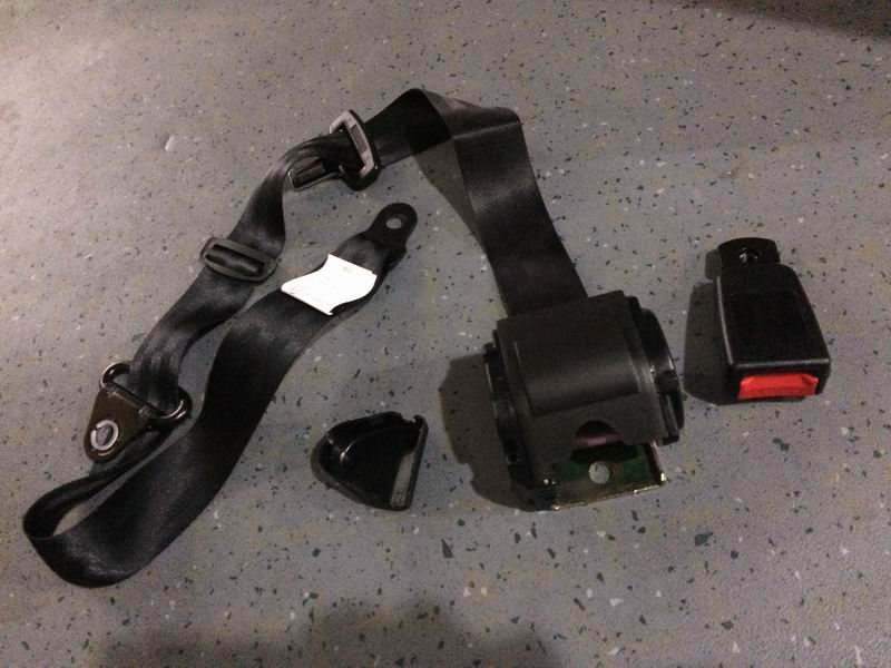 Three-point rolling black seat belt-vertical car feel