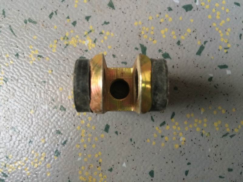 U-shaped joint on the rear end of the gas spring-2
