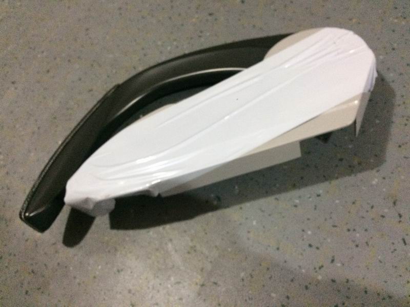 ЮТ 08 новые подлокотники сидений, правый внешний темно-серый, прижимного типа