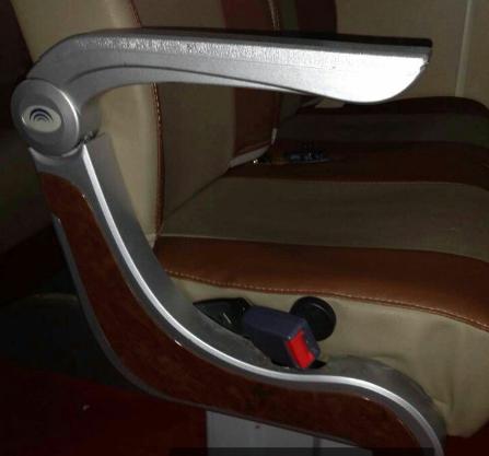 ЮТ 15B левый поручень новой формы, серебристо-серый, вверх — небольшой угол