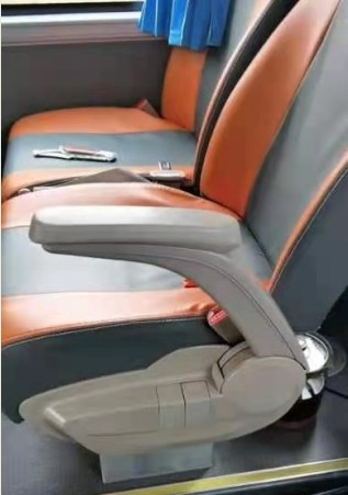 YTF 032 Правый внешний подлокотник бежевого цвета, тип «вниз», полностью регулируемый (узкий)