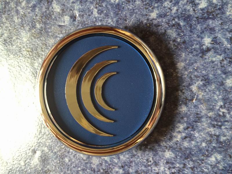 Знак декоративной крышки колеса ( 09 Версия .6 синее дно + серебро)