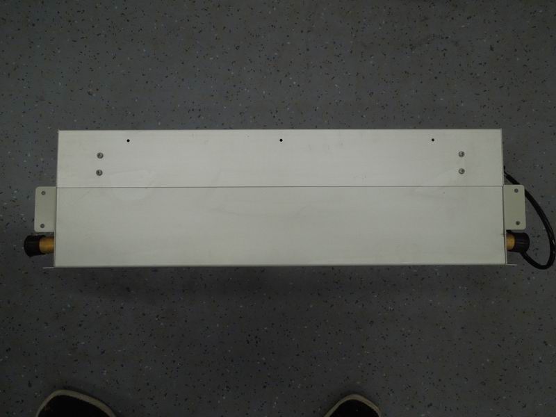 Wall-mounted radiator, water outlet on both sides