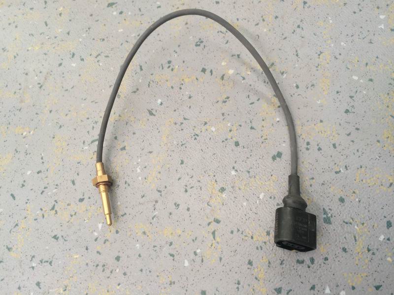 Temperature sensor assembly