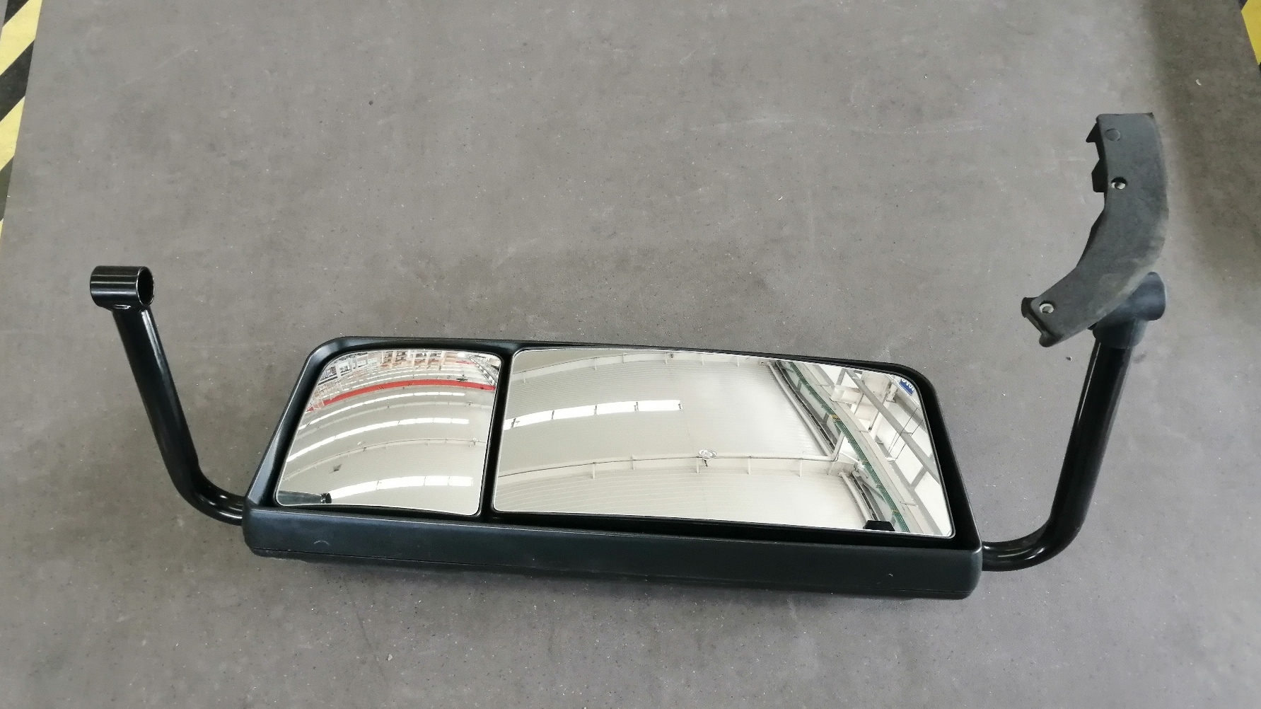 Right integral exterior rearview mirror; D913