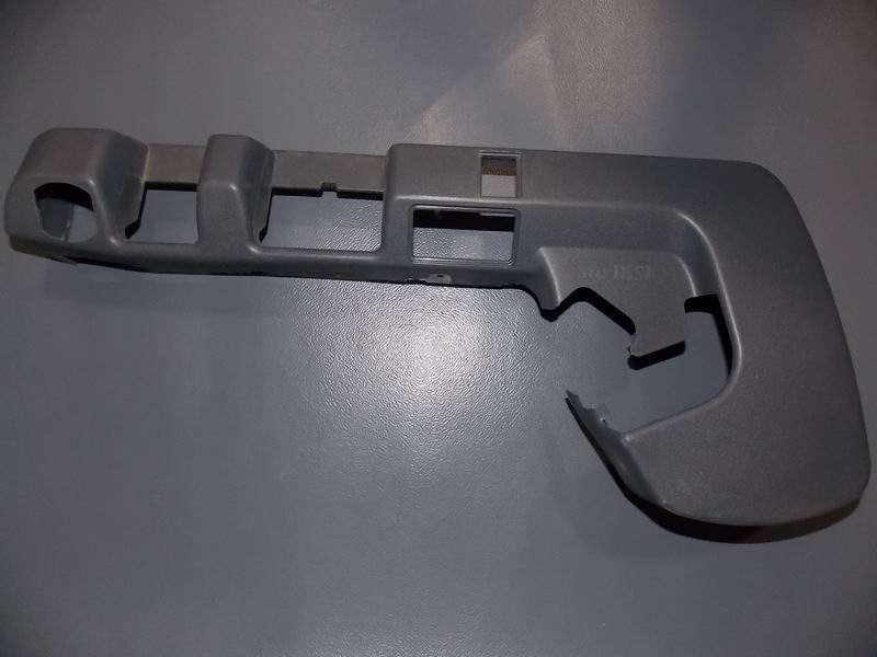 Правая боковая защитная пластина (R 41 водительское кресло)