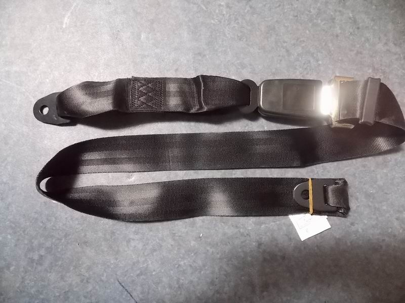 Обычный двухточечный ремень безопасности.