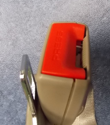 Обычный двухточечный ремень безопасности светло-желтого цвета.