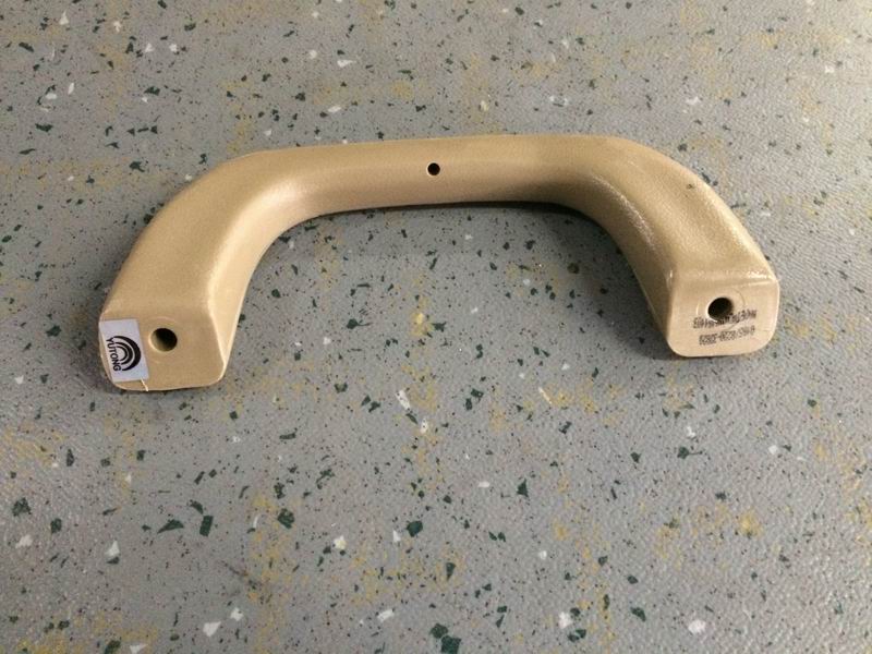 Водитель садится в машину, желтоватого цвета, ПТ 17-1310