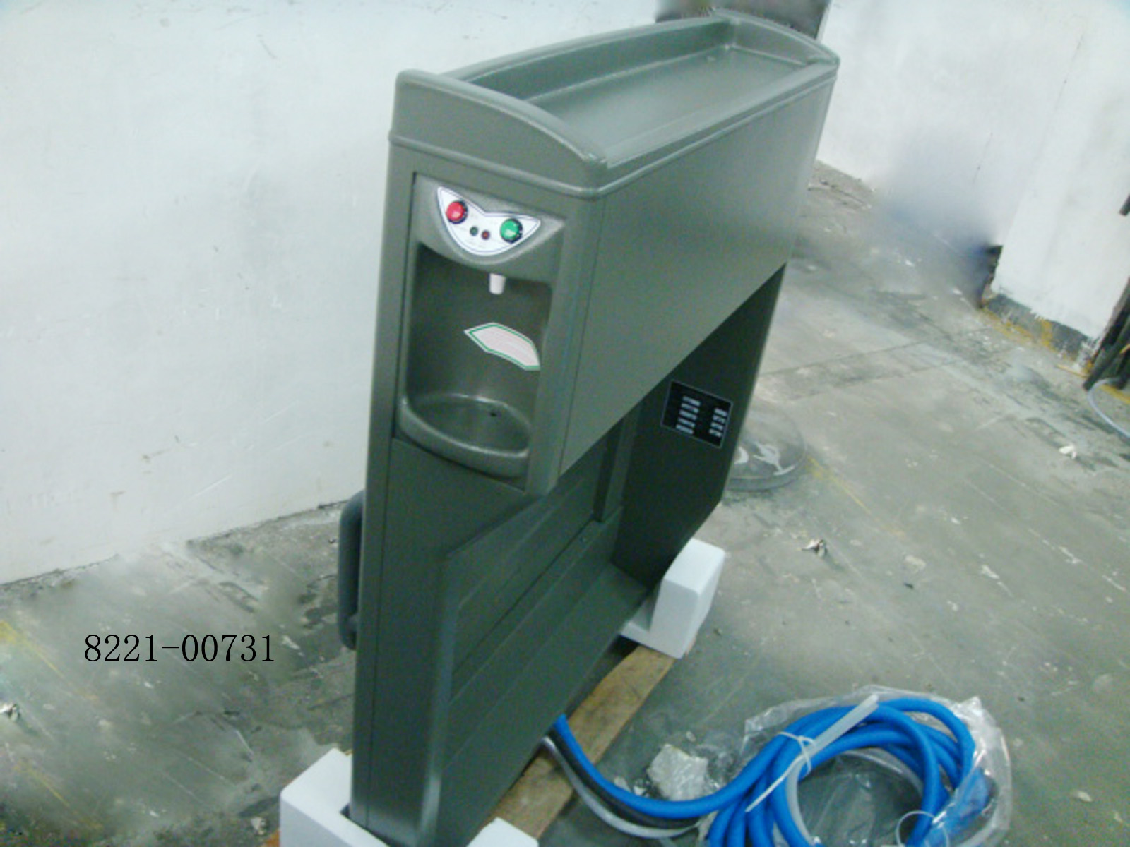 Cabinet dispenser, warm, right-mounted, with handrail