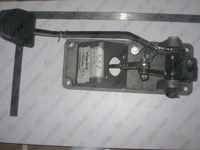 Pedal mechanism, clutch pedal, hanging type