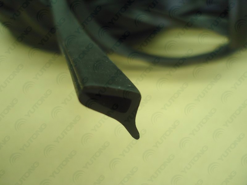 Decorative rubber strips at the front windshield, black