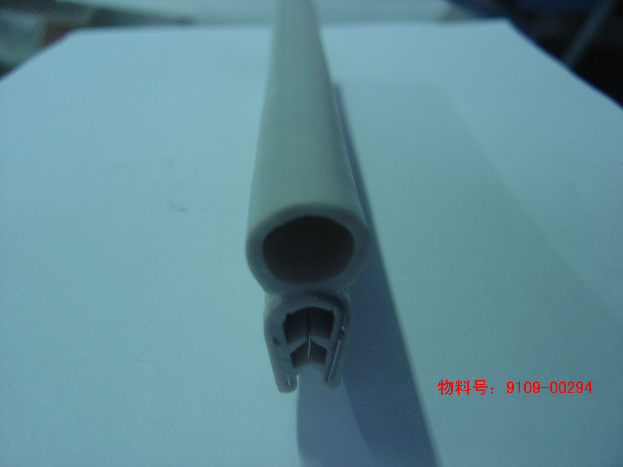 Внутренние клеевые ленты, универсальные, одинарный верхний киль, серые и белые.