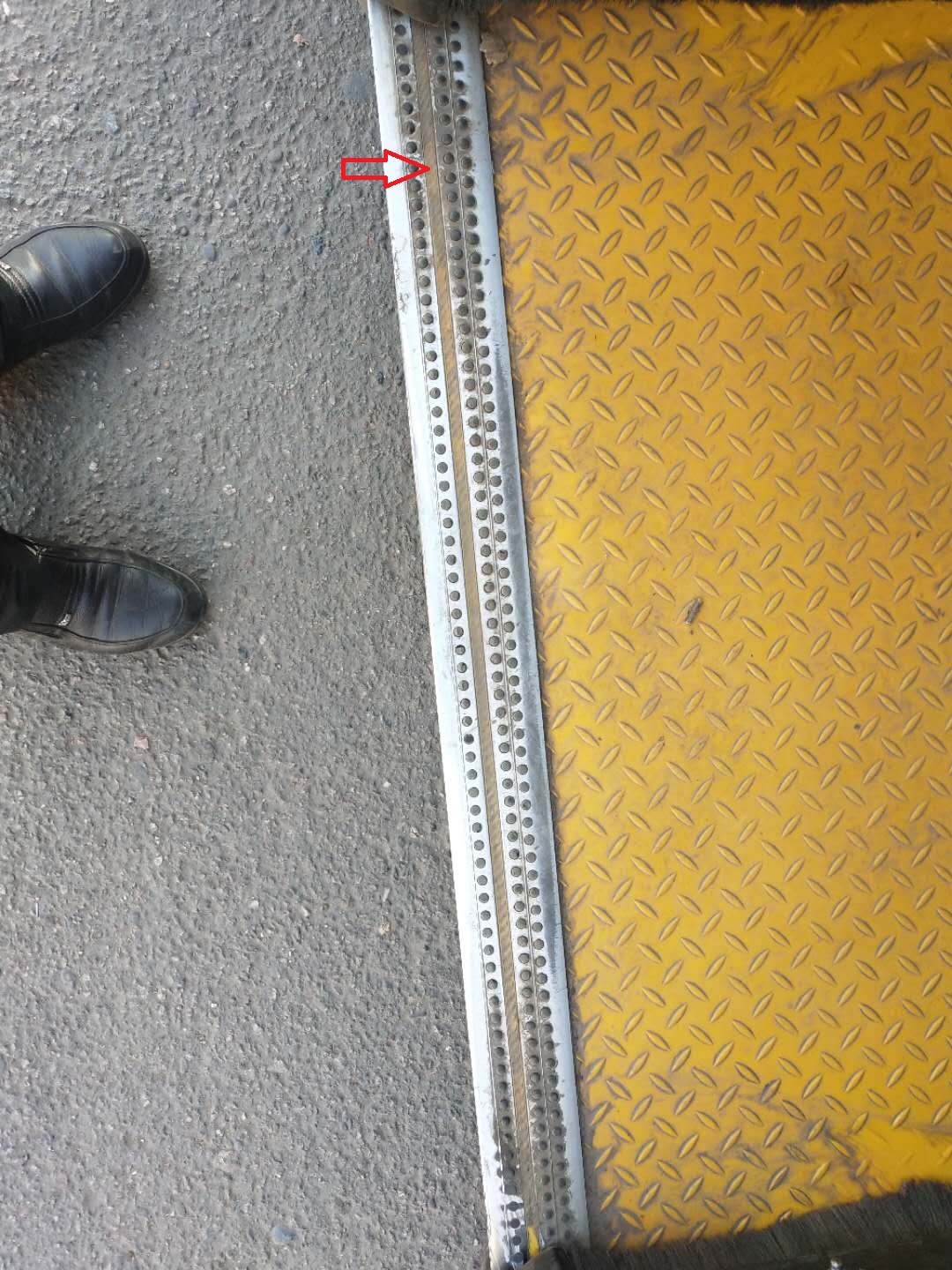 Декоративный прямой профиль, ПВХ желтый, крышка под ступенчатое нажатие, 20m /диск-1