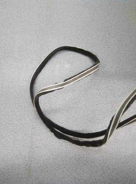 Уплотнительная лента бокового стекла (уплотнительная щетка)