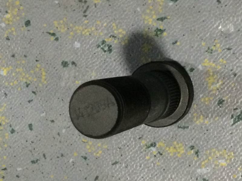 Колесные болты (М 22 *1,5* 81 ; 10 .9/обрезанная кромка + рифление)