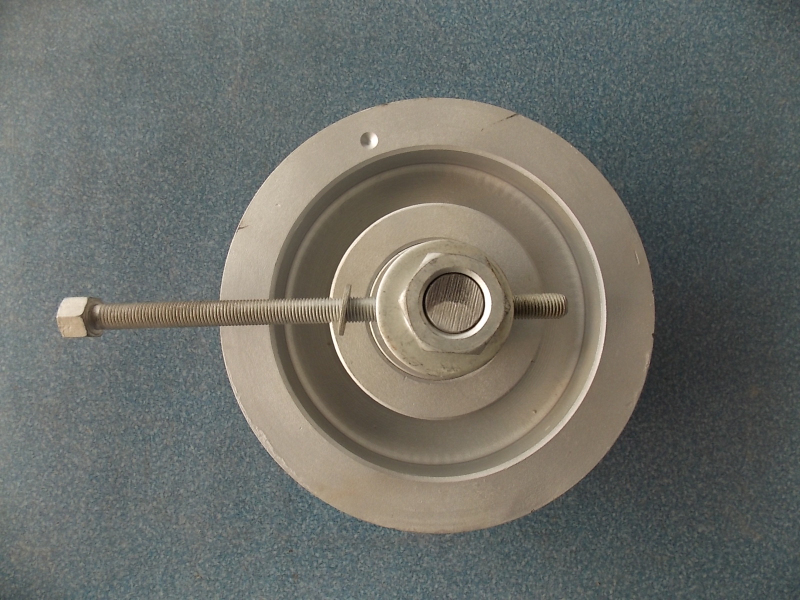 Tightening wheel assembly