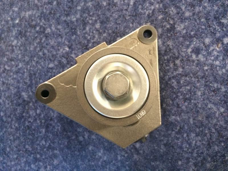 Колесо для натяжения ремня; можно заменить на 1025-01010-2