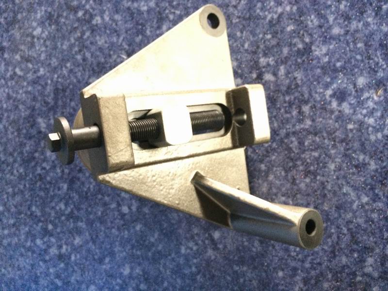 Колесо для натяжения ремня; можно заменить на 1025-01010-1