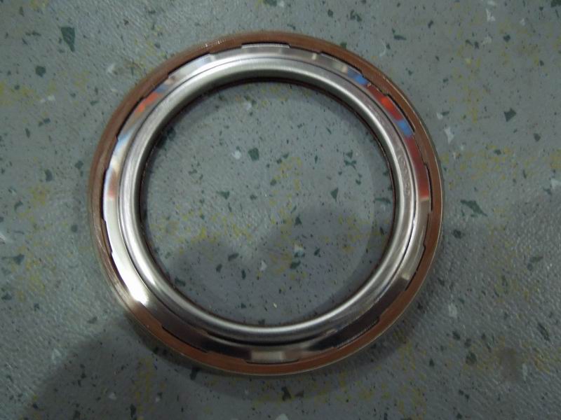 Сальник ступицы переднего колеса (4. 5T / 115 *8.2/внутренняя губа)